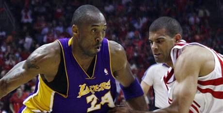 Houston - LA Lakers: Kobe Bryant (ve fialovém) obchází domácího Shanea Battiera