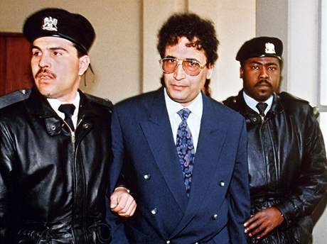 Libyjec Abdal Basat Al Midrah se sna zvrtit rozsudek doivotnho vzen za atentt na dopravn letadlo nad skotskm mstem Lockerbie v roce 1988 (snmek z roku 1992)