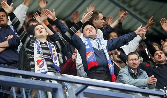 OSTRAVTÍ FANOUCI NA TRIBUNÁCH. V areálu stadionu je napadla ochranka.