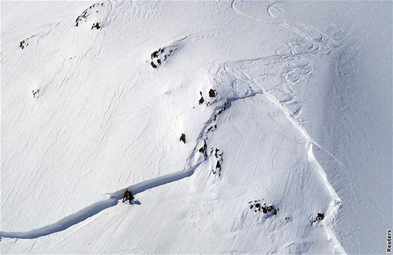 Koncem roku 2008 uízli skialpinisté lavinu v krkonoské oblasti ervinkových muld. Jedna lyaka se z túry nevrátila. Ilustraní foto.