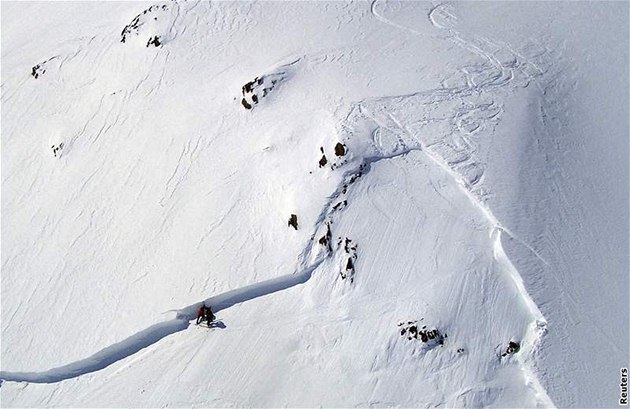 Laviny ve Francouzských Alpách zabily sedm lidí. Jedna žena se zachránila