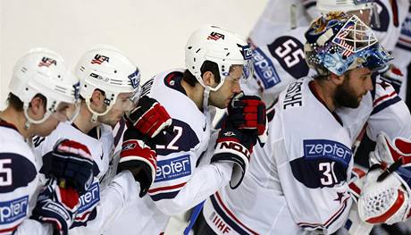 Rusko - USA, zklamaní američtí hokejisté po zápase.