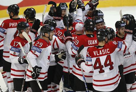 RADOST. Kanaďané oslavují postup do finále. V něm budou o titul bojovat stejně jako před rokem s Ruskem.