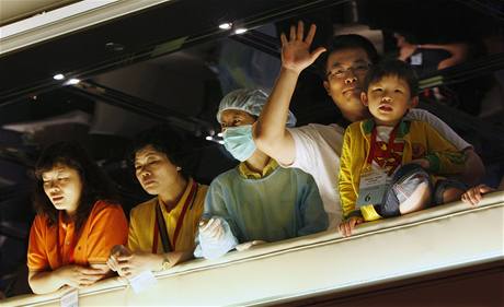 Hoteloví hosté proputní z karantény v Hongkongu.