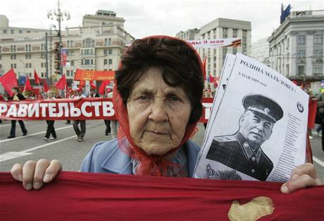 Bhem oslav Dne vtzstv se v Moskv konala i demonstrace komunist a pznivc nkdejho dikttora Stalina.