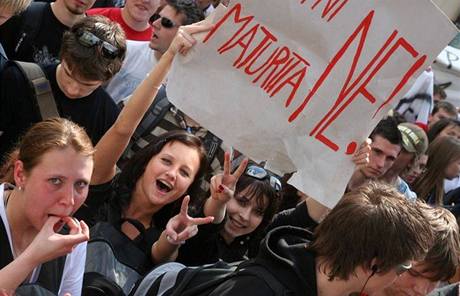 Studenti s transparenty v roce 2007. Dal�í demonstrace proti státním maturitám mo�ná Prahu �eká letos.