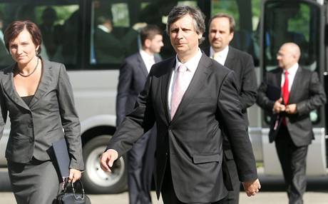 Čerstvě jmenovaní ministři Fischerovy vlády odjeli z Hradu šedým mikrobusem do Strakovy akademie. (8.9.2009)