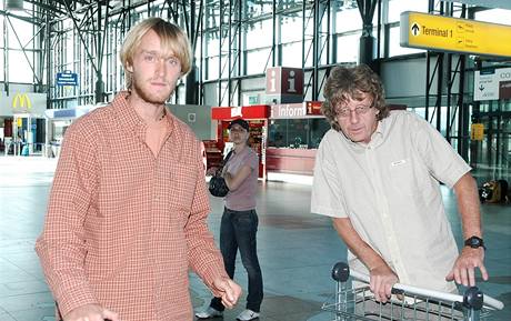 Jakub Vágner s kameramanem na ruzyňském letišti před odjezdem do Thajska