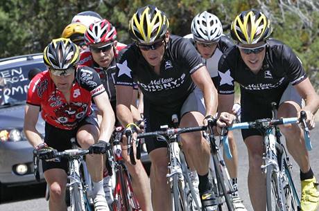 Lance Armstrong (uprosted) pi závodu Tour of the Gila. Vlevo Levi Leipheimer