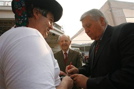 Miroslav tpn a Milo Jake na prvomjov akci KSM. (1. kvtna 2009)