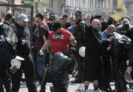 Policie kontroluje pravicové radikály picházející na námstí Svobody v Brn (1. kvtna 2009)