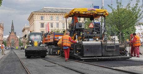 Dlníci pokládají nový asfalt na Husovu ulici v Brn