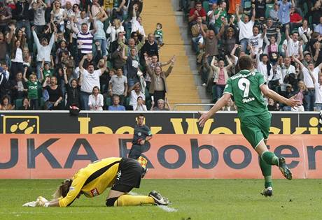 Edin Deko, útoník Wolfsburgu, se raduje z gólu v utkání proti Hoffenheimu.