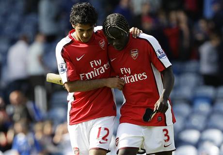 Arsenal: Vela (vlevo) a Sagna se raduj z glu