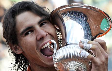 Rafael Nadal s trofejí pro vítze turnaje série Masters v ím