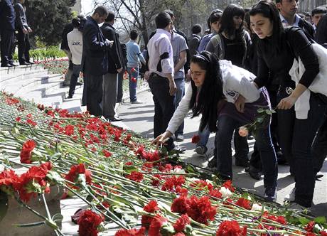Lidé truchlí ped kolou v Baku, kde vradil devtadvacetiletý Gruzinec (1. kvtna 2009)