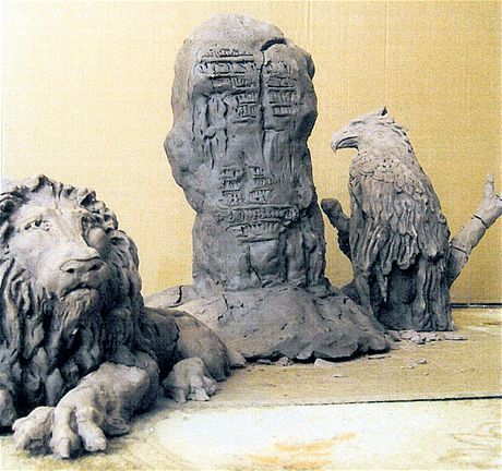 Pískovcový kámen s nápisy na hranicích ech a Moravy doplní dv sochy z betonu - leící eský lev a moravská orlice