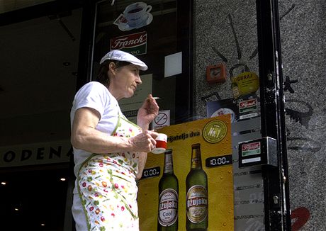 Kuchaka ze chorvatského Záhebu si poté, co zaal platit zákaz kouení v restauracích, vybhla zapálit na ulici (6. kvtna 2009
