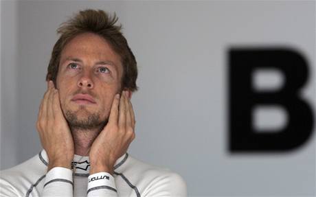 NERVOZITA. Britský pilot Jenson Button me u tyi závody ped koncem sezony slavit titul mistra svta F1