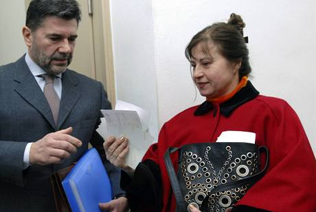 Dagmar Havlová se svým advokátem Jankem Kalvodou pi minulém líení u mstského soudu v roce 2007.