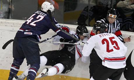 USA - Švýcarsko: Švýcar Julien padá po ostrém ataku Američana Davida Backese.