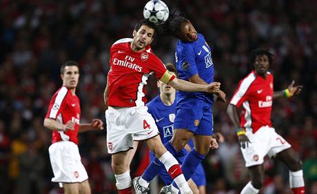 Arsenal - Manchester Utd.:  domc Cesc Fabregas (vlevo) v hlavikovm souboji s Andersonem z Manchesteru United.