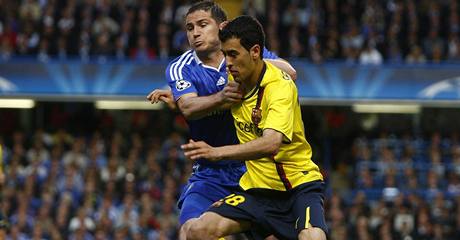 Chelsea - Barcelona: domc Frank Lampard (vlevo) zastavuje prnik Sergia Busquetse. 