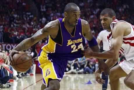 Houston - LA Lakers: Kobe Bryant (ve fialovém) obchází domácího Shanea Battiera