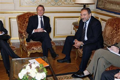 Izraelsk ministr zahrani Avigdor Lieberman bhem setkn se svm francouzskm protjkem Bernardem Kouchnerem (5. kvtna 2009)