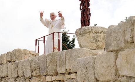 Pape Benedikt XVI. v rmci sv pouti po biblickch mstech na Blzkm vchod navtvil horu Nebo (9. kvtna 2009)