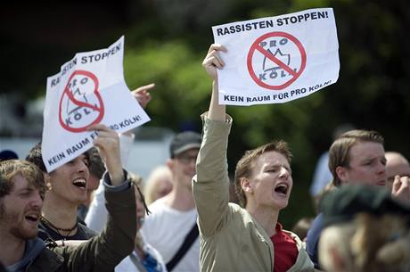 Proti neonacistm demonstrovalo v nmeckm Koln nad Rnem nkolik tisc lid (9. kvtna 2009)