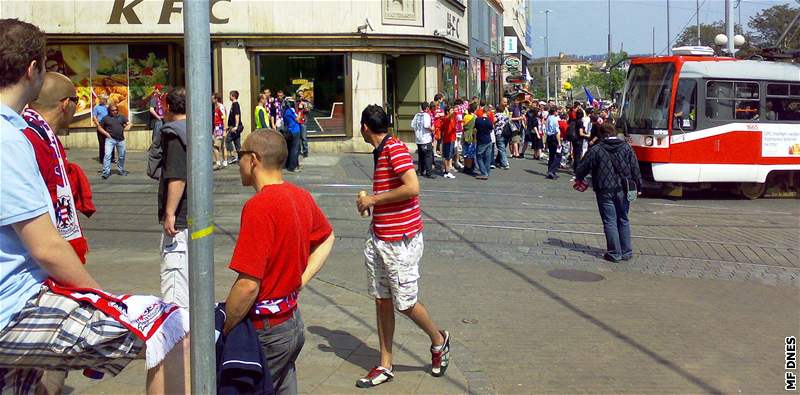 Pochod zbrojovákm ke stadionu za Luánkami v Brn