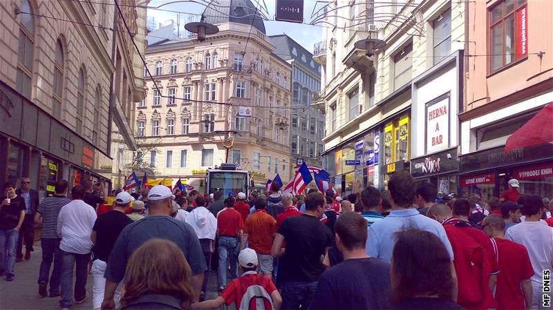 Pochod zbrojovákm ke stadionu za Luánkami v Brn