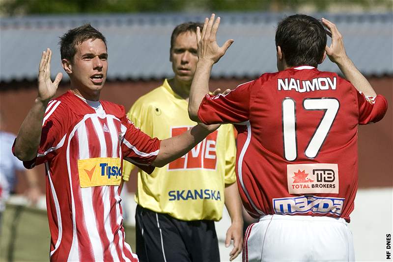 Viktoria ikov: Koukal (vlevo) a Naumov se radují z gólu