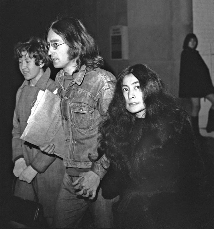 Z výstavy ivot ped objektivem - John Lennon a Yoko Ono - Výstava Oldicha...