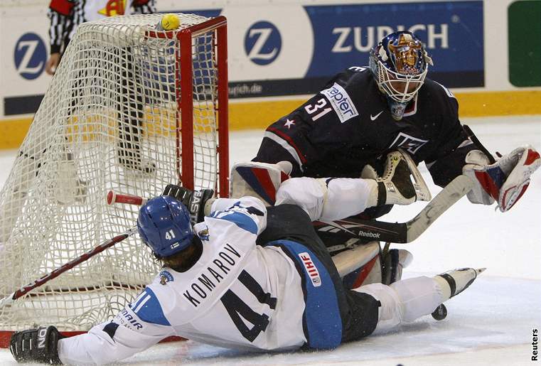 VYHRÁLI. Amerití hokejisté pevýili finského soupee tak, jako branká Esche útoník Komarova.