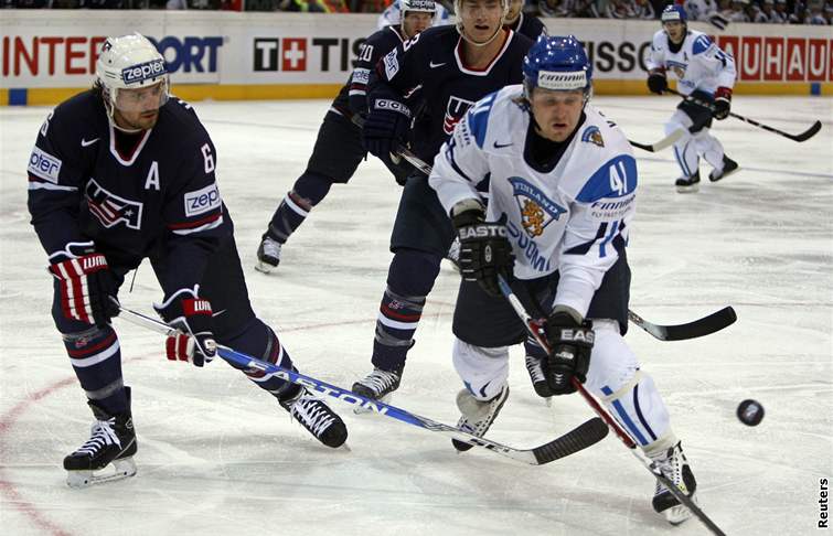 VYHRÁLI. Amerití hokejisté pevýili finského soupee tak, jako branká Esche útoník Komarova.