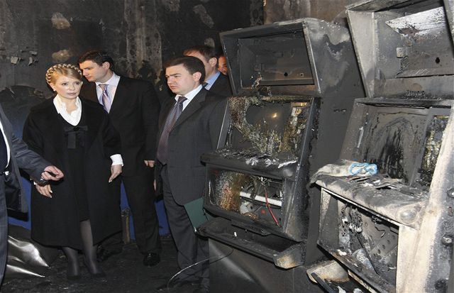 Ukrajinská premiérka Julija Tymoenková obhlíí místo, kde uhoelo deset lidí