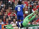 Arsenal - Manchester Utd.: domácí gólman Manuel Almunia se marn natahuje po míi vyslaném Cristianem Ronaldem.
