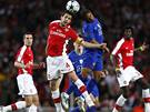 Arsenal - Manchester Utd.:  domácí Cesc Fabregas (vlevo) v hlavikovém souboji s Andersonem z Manchesteru United.