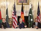 Ministryn zahranií Hillary Clintonová s pákistánským prezidentem Zardárím (vpravo) a afghánským prezidentem Karzáím