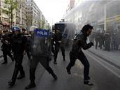 Proti demonstrant�m v Istanbulu musela policie zasahovat vodním d�lem.
