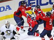 Hokejisté Washingtonu Capitals se radují z branky Tomá�e Fleischmanna