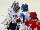 Finsko - Blorusko: branká Rinne zasahuje, ped ním jet v souboji Nummelin a Denisov