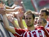 Fotbalisté Viktorie �i�kov se zdraví s fanou�ky po vít�zném zápase