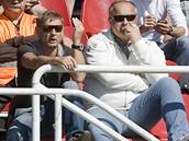 Trenér �i�kovských fotbalist� Zden�k ��asný (vlevo) na tribun�