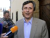 Designovaný premiér Jan Fischer hovoí s novinái po setkání s lídry ODS, SSD a SZ, které se konalo 3. kvtna v Hrzánském paláci v Praze.