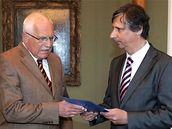 Jan Fischer pedává Václavu Klausovi seznam svých ministr (5. kvtna 2009)