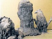 Pískovcový kámen s nápisy na hranicích �ech a Moravy doplní dv� sochy z betonu - le�ící �eský lev a moravská orlice