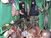 P�íslu�níci armády se zadr�enými somálskými piráty (1. kv�tna 2009)